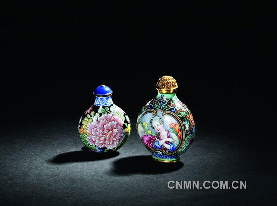 清雍正-畫(huà)琺瑯牡丹花荷包形鼻煙壺（左）、清乾隆-乾隆款御制銅胎畫(huà)琺瑯彩歐式仕女圖鼻煙壺