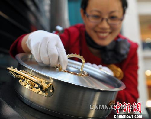12月12日，河北石家莊先天下廣場(chǎng)工作人員正展示一個(gè)價(jià)值380萬(wàn)人民幣的鉆石鍋。
