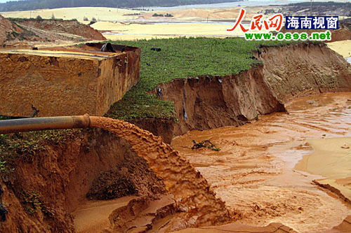 “粗大的水管正在排放采鈦礦產(chǎn)生的尾砂和污水。”在海南文昌市昌灑鎮(zhèn)白土村牧場坡附近，大型采礦機(jī)正在熱火朝天的運(yùn)轉(zhuǎn)。為了2000多元的工資，兩位打工者不顧一切，被“圍”在數(shù)十米深的礦坑里工作。圖為文昌昌灑鎮(zhèn)白土村牧場坡附近的采鈦礦現(xiàn)場