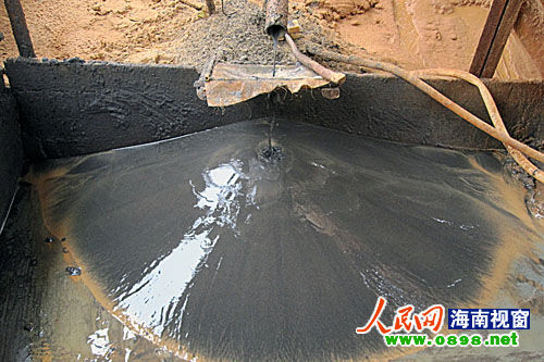 3月22日上午，記者在礦區(qū)看到數(shù)臺大型采礦機(jī)，其中一臺正在不停地運(yùn)轉(zhuǎn)工作。而另一旁，數(shù)個(gè)大坑內(nèi)有粗大的水管正在排放采礦產(chǎn)生的尾砂和污水，顯得渾濁不堪。順著排污管往下流，含有大量沙子和泥漿的污水排放到農(nóng)田，使得破壞相當(dāng)嚴(yán)重。