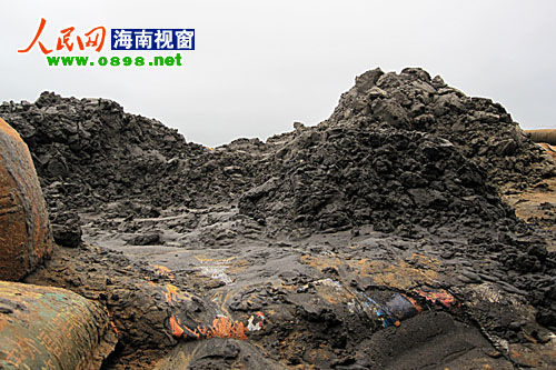 此時(shí)，來自湖南來此打工的夫妻倆正在辛勤的工作，從礦坑上往下看，許先生的妻子被“圍”著在操作抽水機(jī)，看起來十分危險(xiǎn)。至于是否擔(dān)心自身的安全，“我們剛來沒多久，只要有活就做，老板一個(gè)月給我們2千多塊錢的工資。”許先生說。被問及是老板姓名及公司名稱時(shí)，許先生則是一問三不知。