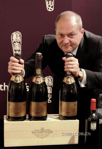 蘇富比亞洲區(qū)洋酒部主管樓柏禮(Robert Sleigh)及凱歌酒莊(Veuve Clicquot)直遞1921、1929及1947年珍罕歷史性年份香檳。