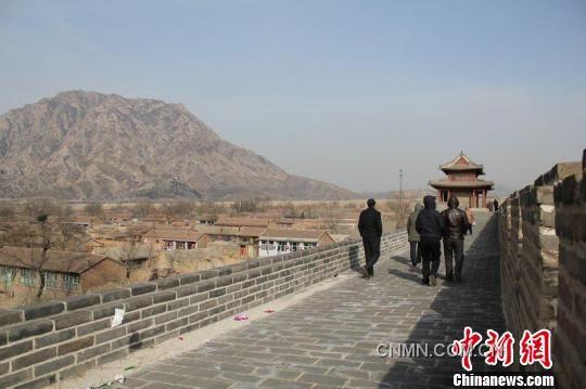 圖為雞鳴驛的城墻，遠(yuǎn)眺為雞鳴山。