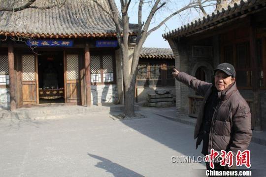 圖為85歲得王緒老人指著文昌宮的正殿對(duì)記者介紹說(shuō)，“雞鳴驛是國(guó)家的文物，一定要保護(hù)好”。