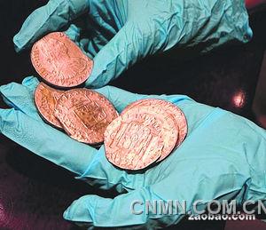 和“圣母號(hào)”一起在1804年沉入海底的金銀幣共有近60萬枚。（路透社）