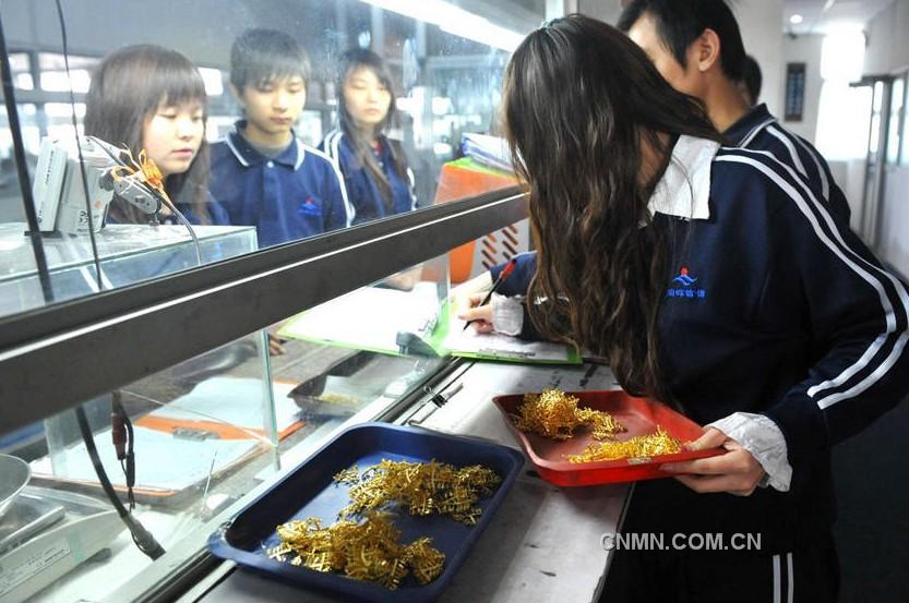 黃金原料的領(lǐng)料稱重。