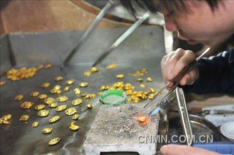 部分需要焊接、粘合的黃金飾品。