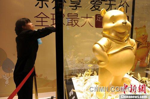 3月22日，成都春熙路某金店一只由16.8千克黃金打造的維尼熊吸引了眾多民眾眼球
