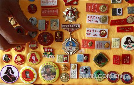 3月1日，房冠龍?jiān)谡故咀约菏詹氐?20多枚關(guān)于雷鋒的紀(jì)念章。