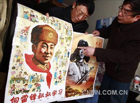 3月1日，房冠龍（左）向來訪的客人介紹自己最近添置的兩件藏品。