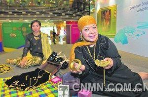 頌賽依德（右）年輕時(shí)便開始收藏馬來金飾，黃金對(duì)她來說是財(cái)富的象征，也可作為傳家之寶，代代相傳。
