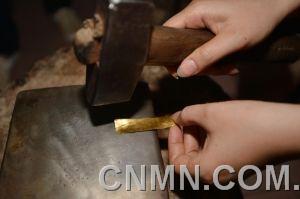 金箔鍛造大部分工序都需要人工操作，所以對(duì)技術(shù)要求很高。砸金片要求極高，有一錘沒(méi)砸好，一天的工作就可能白費(fèi)掉。