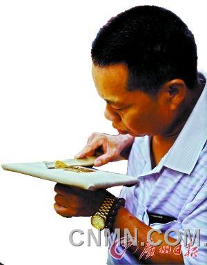 把鋪在烏金紙上的金箔用竹條挑起，切割成小片后用嘴吹氣再把金箔撩起到玉扣紙上，這些步驟都不能直接用手觸碰到金子。