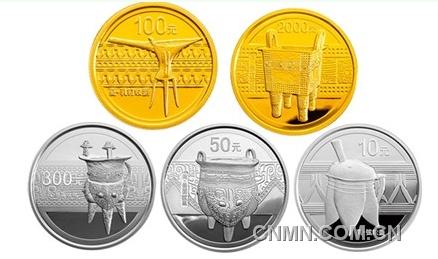 　　8月31日，中國人民銀行將發(fā)行中國青銅器金銀紀(jì)念幣(第一組)一套。該套紀(jì)念幣共5枚，其中金幣2枚、銀幣3枚，均為國家法定貨幣，由中國金幣總公司總經(jīng)銷。該紀(jì)念幣預(yù)計(jì)將于9月中旬亮相沈城。