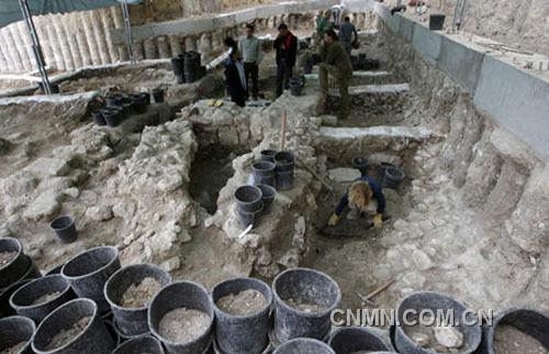 12月22日，工作人員在以色列耶路撒冷老城南墻外的考古挖掘現(xiàn)場忙碌
