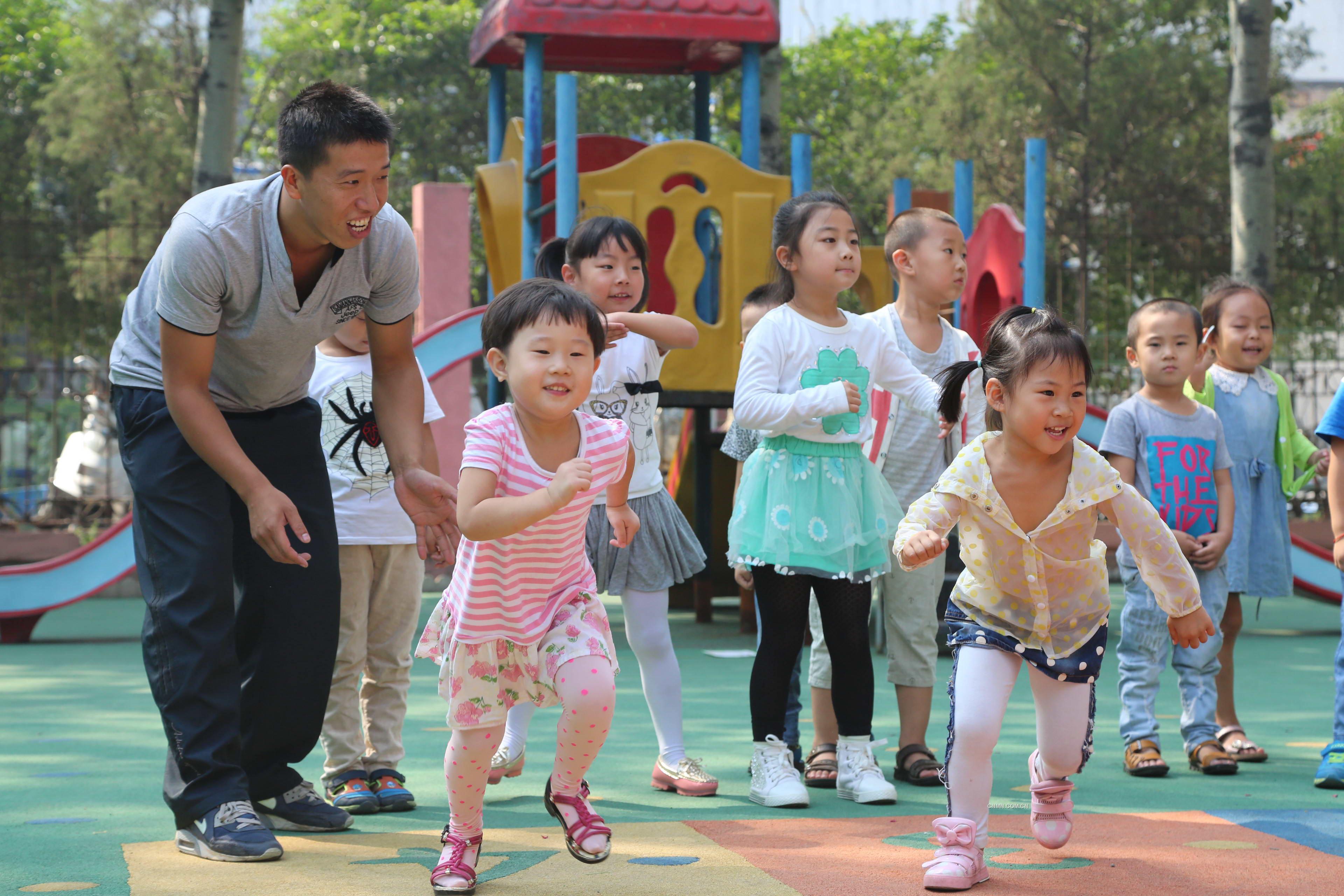 又是一年教師節(jié)，即將到來的教師節(jié)將是原濤作為男幼兒教師度過的第三個教師節(jié)。談及這兩年的幼教經(jīng)歷，原濤介紹道，從最初的親朋好友的不理解，到現(xiàn)在大家的支持，而且小朋友們和他相處的已經(jīng)無話不說了。