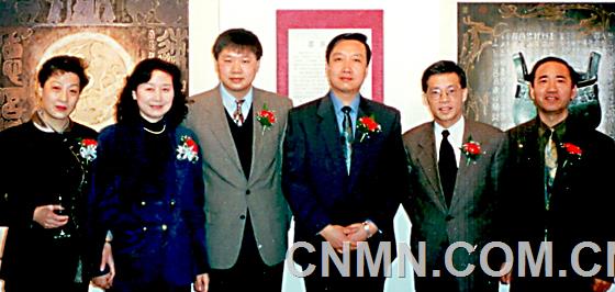 畫家與嘉賓合影（左三為中國駐多倫多文化領(lǐng)事項(xiàng)曉偉，右二為國際佛光會多倫多會長）1