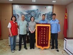 從開車路過到逆火而行這個揮著滅火器的東輕職工背影比錦旗更加耀眼